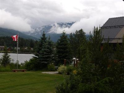 фото отеля Edgewater Lodge Whistler