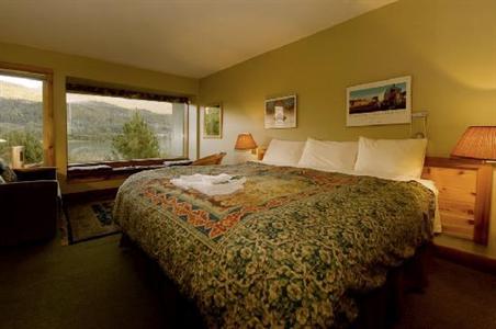 фото отеля Edgewater Lodge Whistler