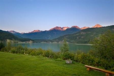 фото отеля Edgewater Lodge Whistler