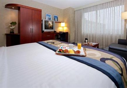 фото отеля Courtyard by Marriott Montreal Airport