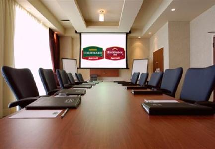 фото отеля Courtyard by Marriott Montreal Airport