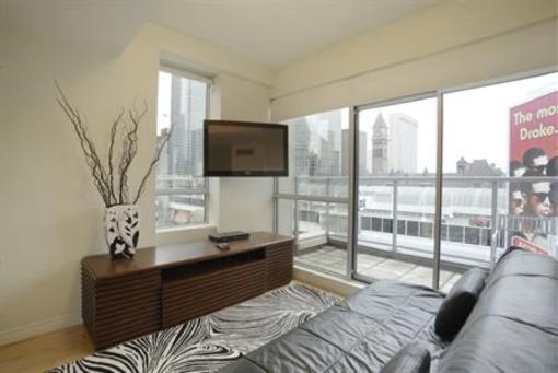 фото отеля Yonge Suites Furnished Apartments