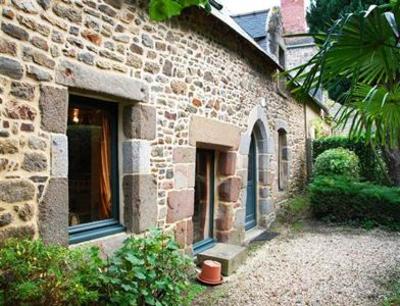 фото отеля Holiday House 37 Rue de l'Abbaye Combourg