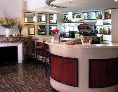 фото отеля Hotel Le Commerce Beaumont-de-Lomagne