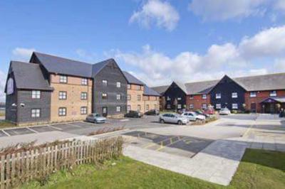 фото отеля Premier Inn Center Holes Bay Poole