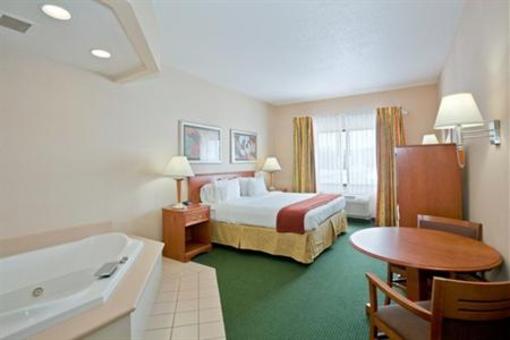 фото отеля Holiday Inn Express Village West