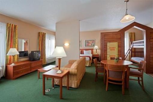 фото отеля Holiday Inn Express Village West