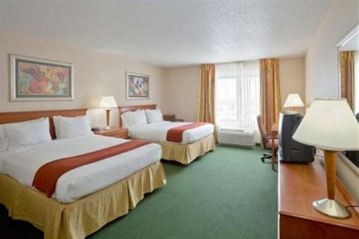 фото отеля Holiday Inn Express Village West