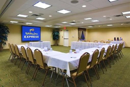 фото отеля Holiday Inn Express Village West