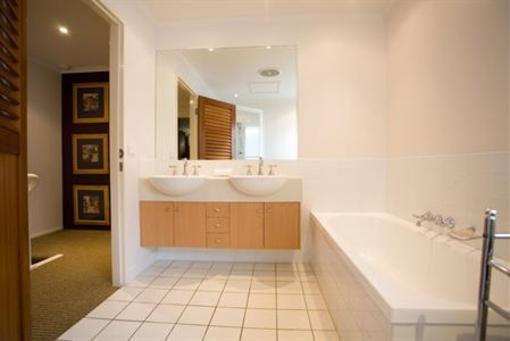фото отеля Skippers Cove Apartments Noosa