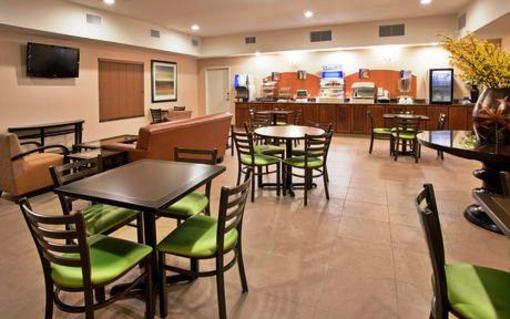 фото отеля Holiday Inn Express Hotel & Suites Topeka North