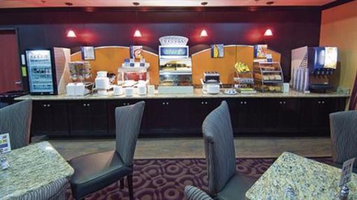 фото отеля Holiday Inn Express Hotel & Suites Paris