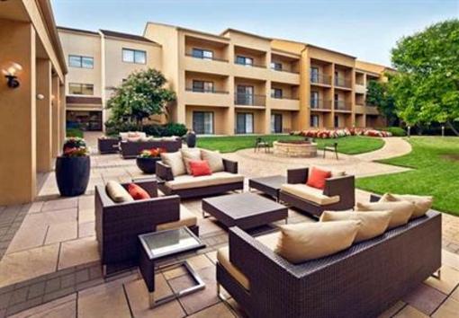 фото отеля Courtyard by Marriott Fairfax Fair Oaks