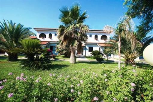 фото отеля Villaggio Torre Ruffa Robinson
