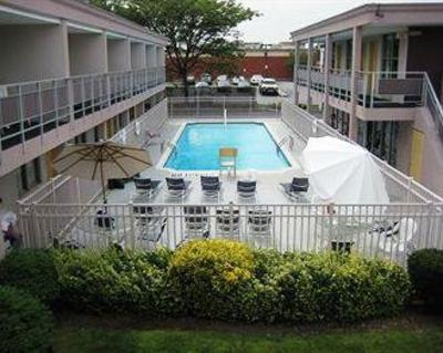 фото отеля Ramada Inn & Suites of Rockville Centre