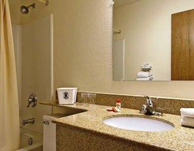 фото отеля Super 8 Portsmouth / Old Towne