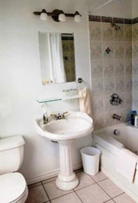 фото отеля Dolan's Inn and Suites