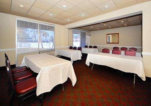фото отеля Clarion Inn & Conference Center