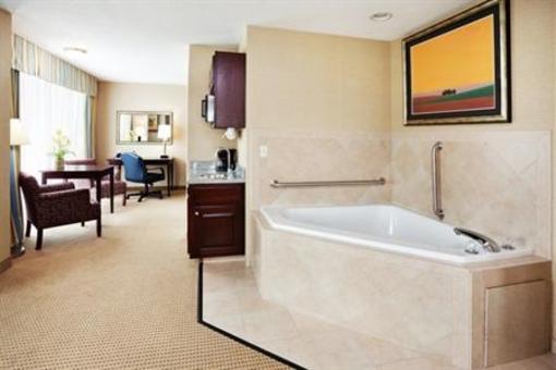 фото отеля Holiday Inn Express Hotel & Suites Cincinnati SE Newport