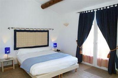 фото отеля Logis Hotel Dejeunez Sous l'Arbre Rousset