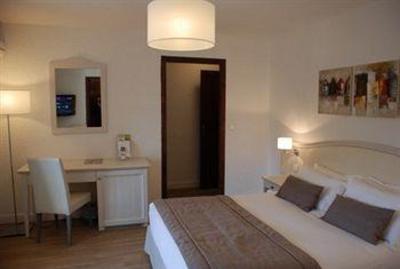 фото отеля Auberge Les 3 Barbus Hotel Generargues
