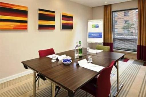 фото отеля Holiday Inn Express Stevenage