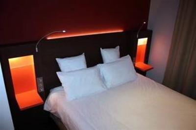 фото отеля Kyriad Paris Ouest Puteaux