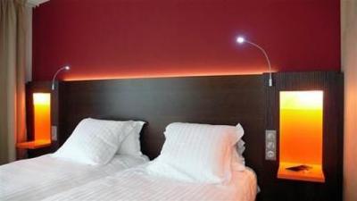 фото отеля Kyriad Paris Ouest Puteaux