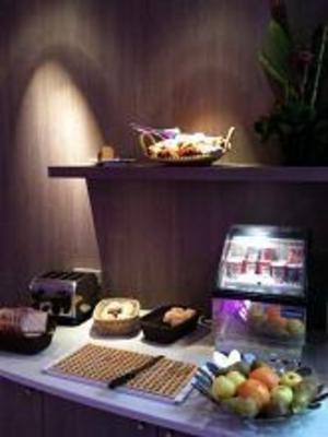 фото отеля Kyriad Paris Ouest Puteaux