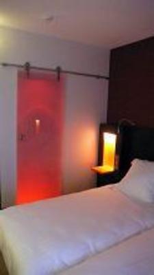 фото отеля Kyriad Paris Ouest Puteaux