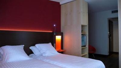 фото отеля Kyriad Paris Ouest Puteaux