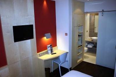 фото отеля Kyriad Paris Ouest Puteaux