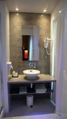 фото отеля Kyriad Paris Ouest Puteaux