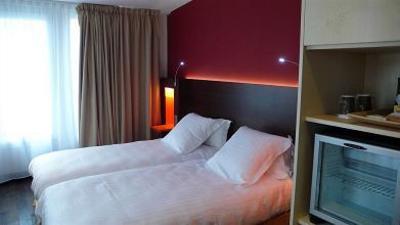 фото отеля Kyriad Paris Ouest Puteaux