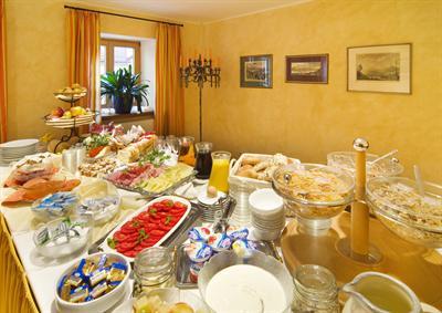 фото отеля Altstadt Hotel Zum Hechten Füssen