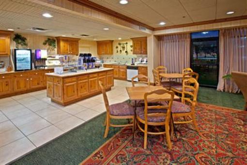 фото отеля Baymont Inn and Suites Fishers Indianapolis Area