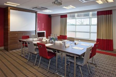 фото отеля Holiday Inn Express Glasgow Airport