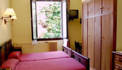фото отеля Hostal Ayestaran II