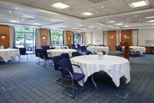фото отеля Holiday Inn High Wycombe M40