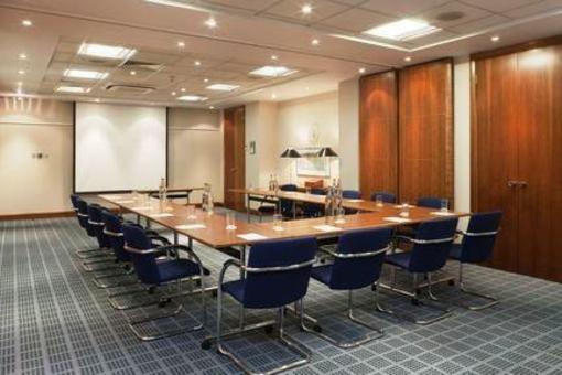 фото отеля Holiday Inn High Wycombe M40