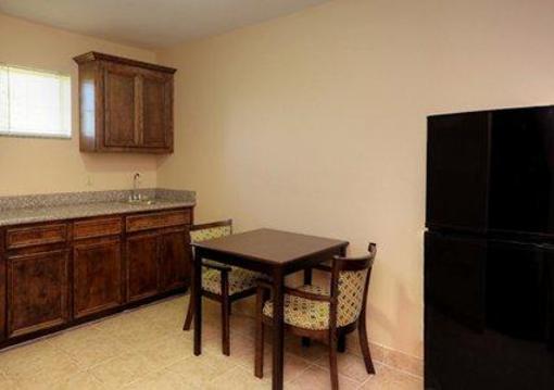 фото отеля Econo Lodge Inn & Suites Bridge City