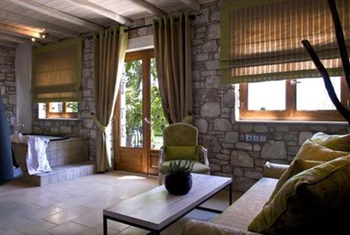 фото отеля Mikros Vorias Suites Portaria