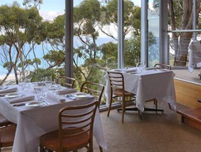 фото отеля Chris's Beacon Point Restaurant & Villas