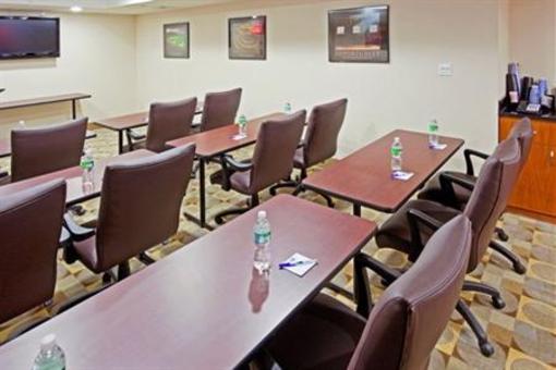 фото отеля Holiday Inn Express Maspeth New York City