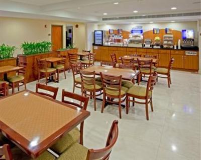 фото отеля Holiday Inn Express Maspeth New York City