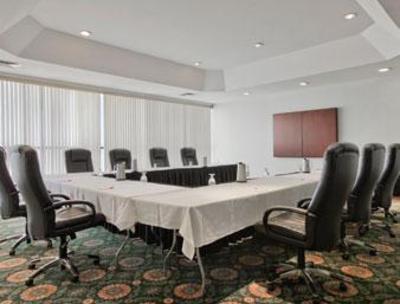 фото отеля Ramada Plaza Hotel & Conference Center