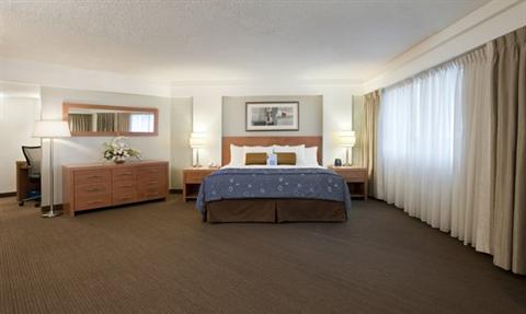 фото отеля Hilton Suites Winnipeg Airport