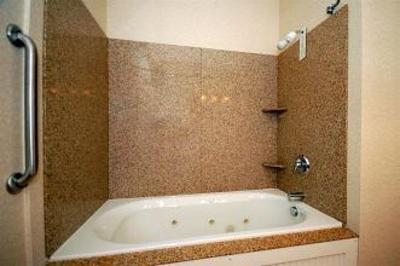 фото отеля Quality Inn & Suites Maine Evergreen Hotel