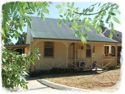 фото отеля Ambrose Cottage Castlemaine