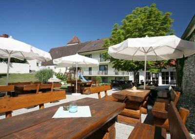 фото отеля Landhotel Weisser Hahn Wemding